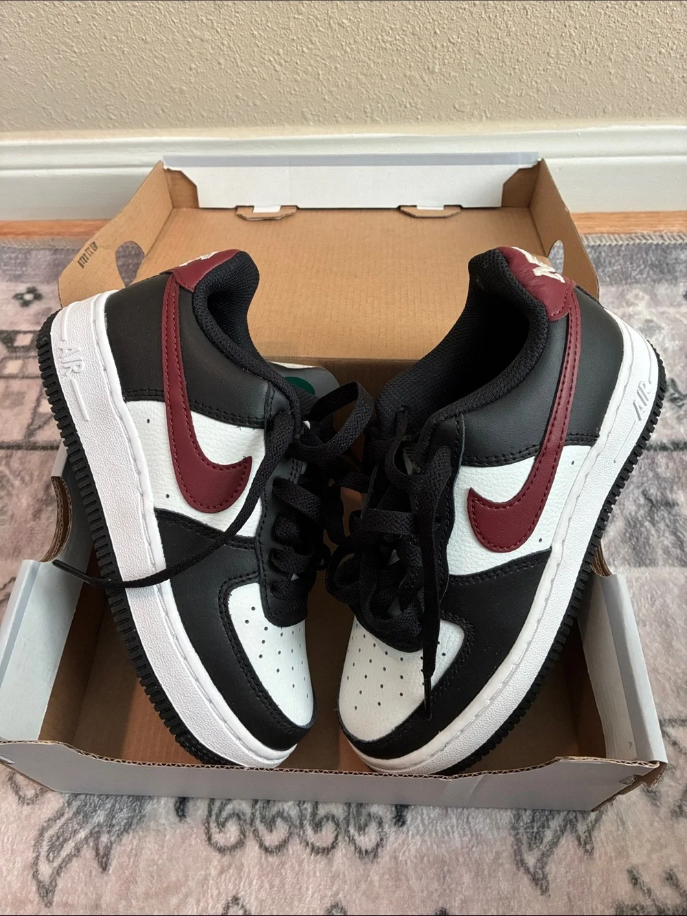 Nike Kids Low-Top Sneakers in Black, White & Burgundy